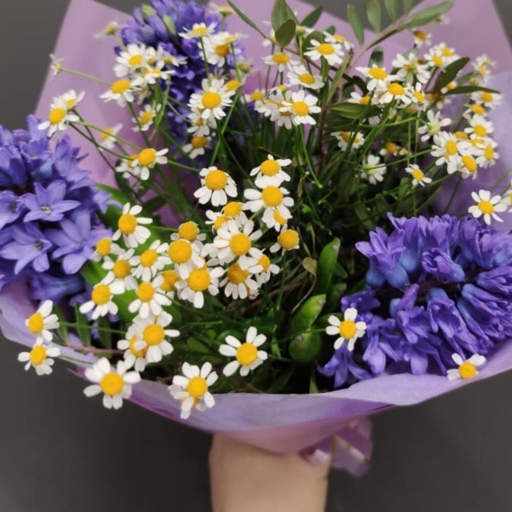 Букет комплимент с гиацинтами и ромашками 