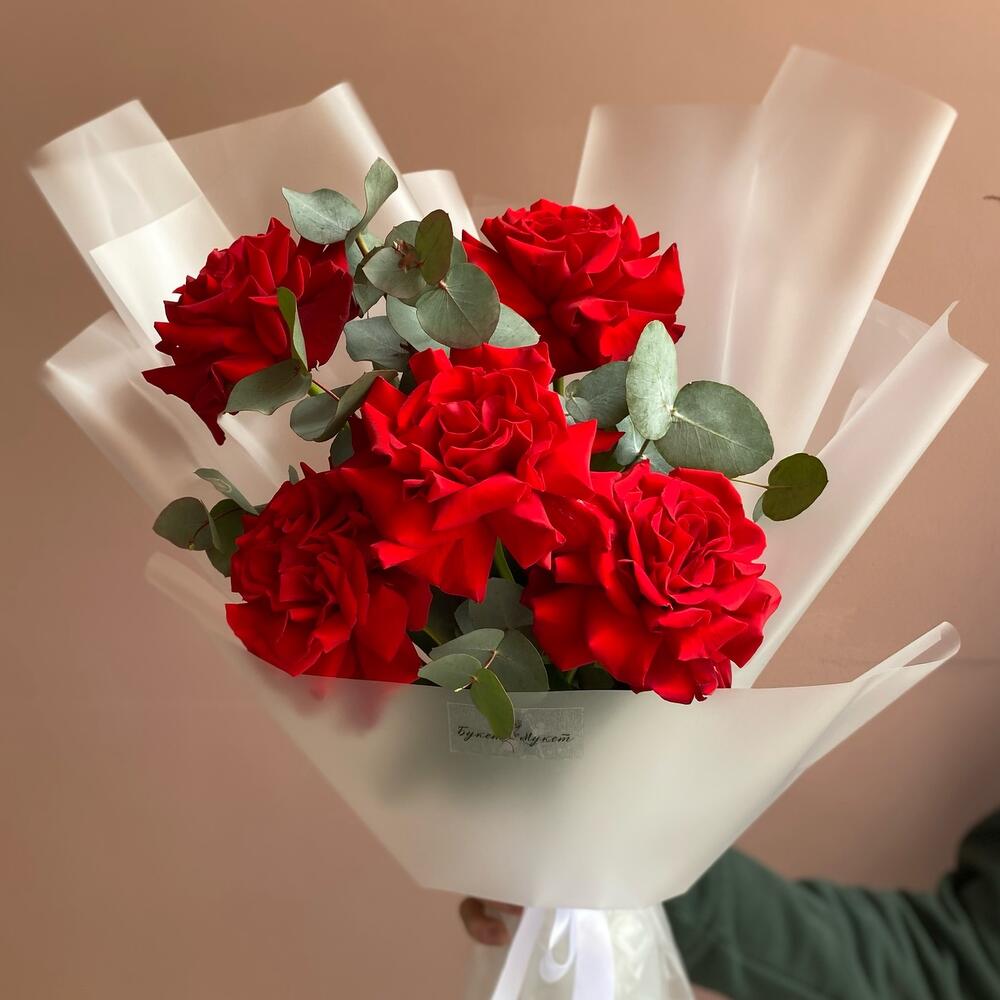 Букет из красных роз«Алый закат» (розы красные французские, эвкалипт)